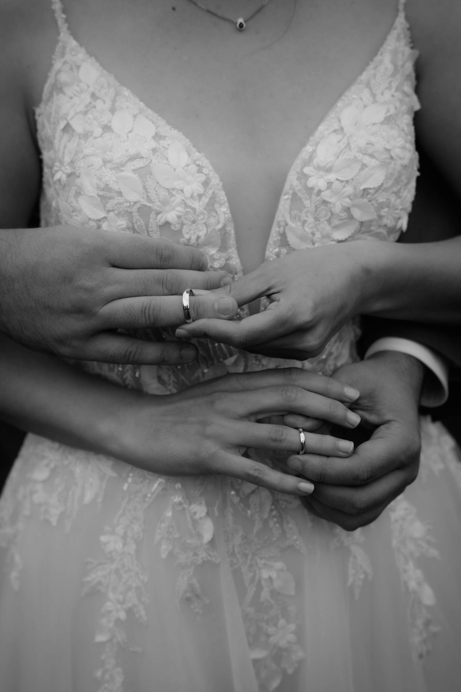 two hands meeting each other; zwei Hände, die sich sanft berühren