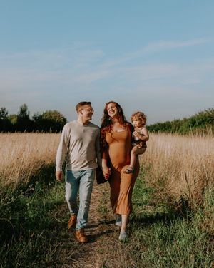 Zwangerschapsshoot vrouw met man en dochter met golden hour in Terneuzen, Zeeland, Oost-Vlaanderen