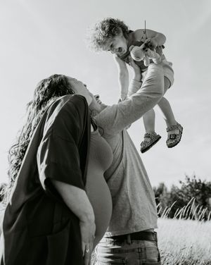 Zwangerschapsshoot vrouw met man en dochter met golden hour in Terneuzen, Zeeland, Oost-Vlaanderen