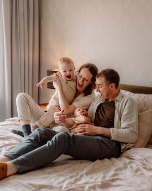 Newborn lifestyle fotografie met ouders in Terneuzen, Zeeland, Oost-Vlaanderen