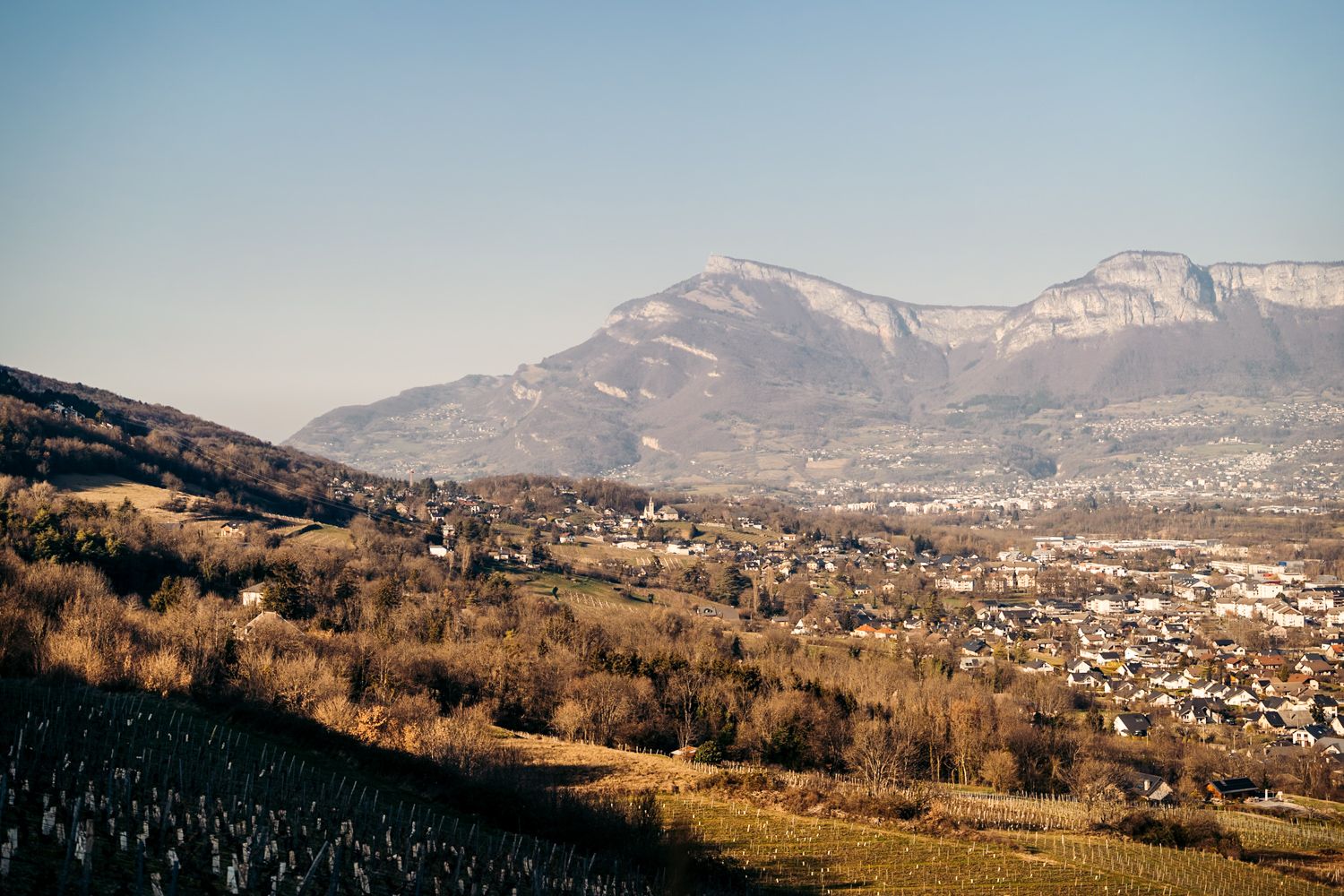 Paysage du massif des bauges et croix du Nivolet sur les hauteurs de Chambéry