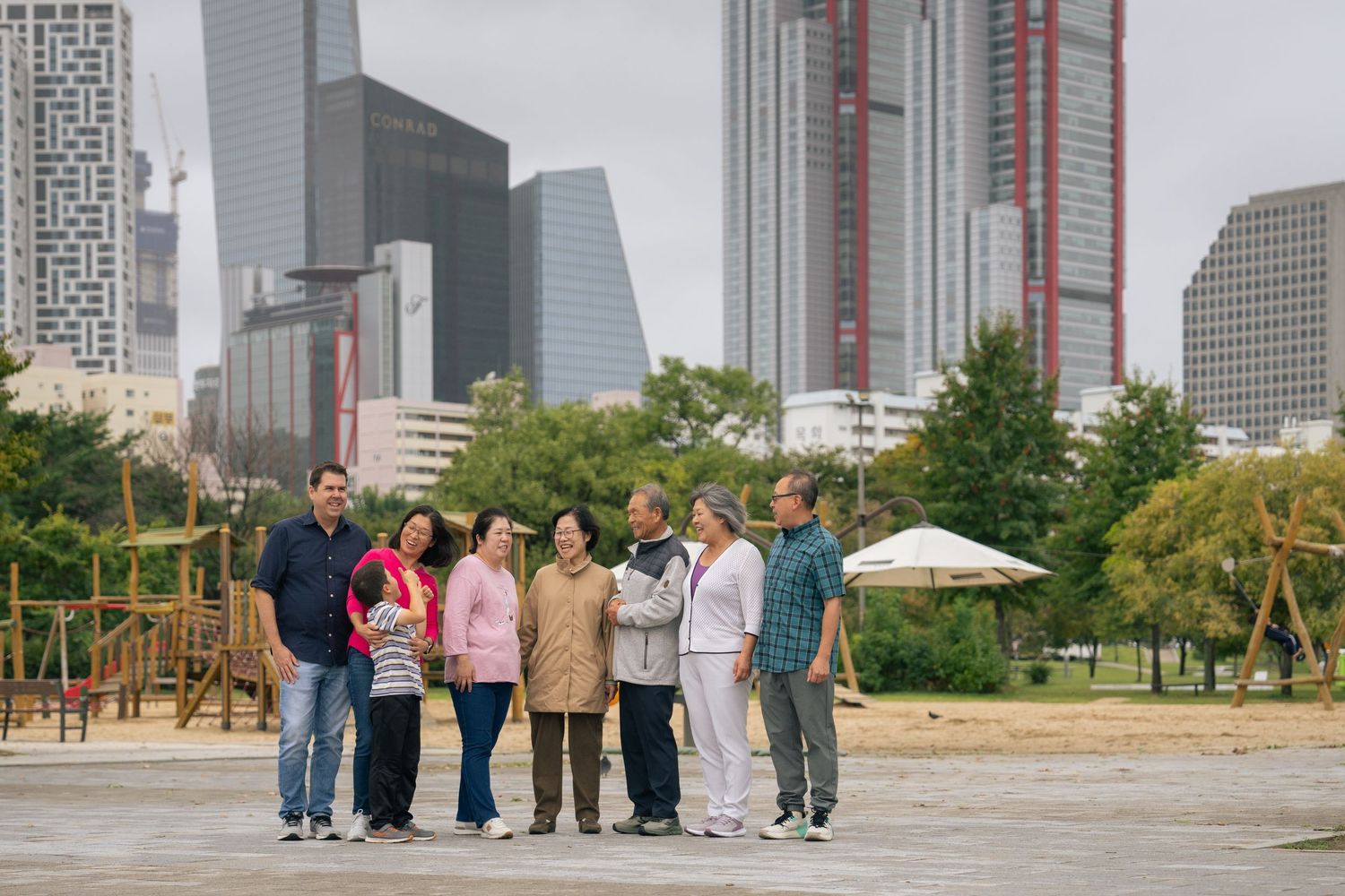 Group of people looking at Houston skyline from a viewing area at Buffalo Bayou Park.