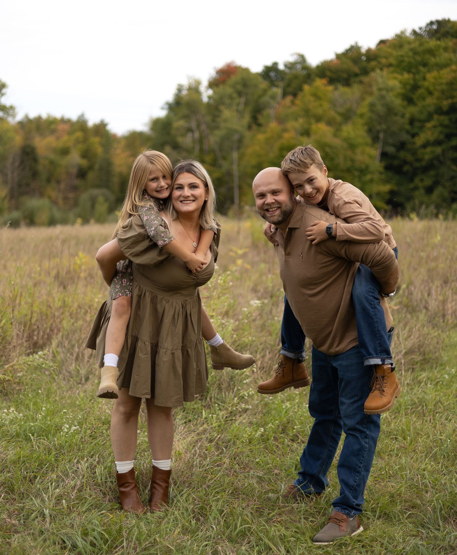 Family photos at Halton Hills park. Neutral family photo outfits in Georgetown Ontario. Outdoor family session GTA summer. Toronto family