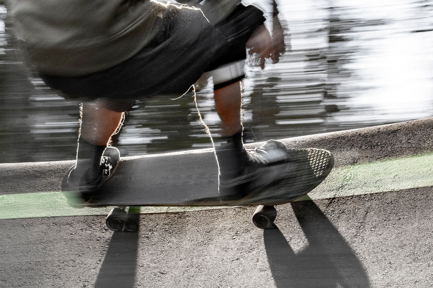 Skateboard dans la pumptrack de Canmore, Alberta