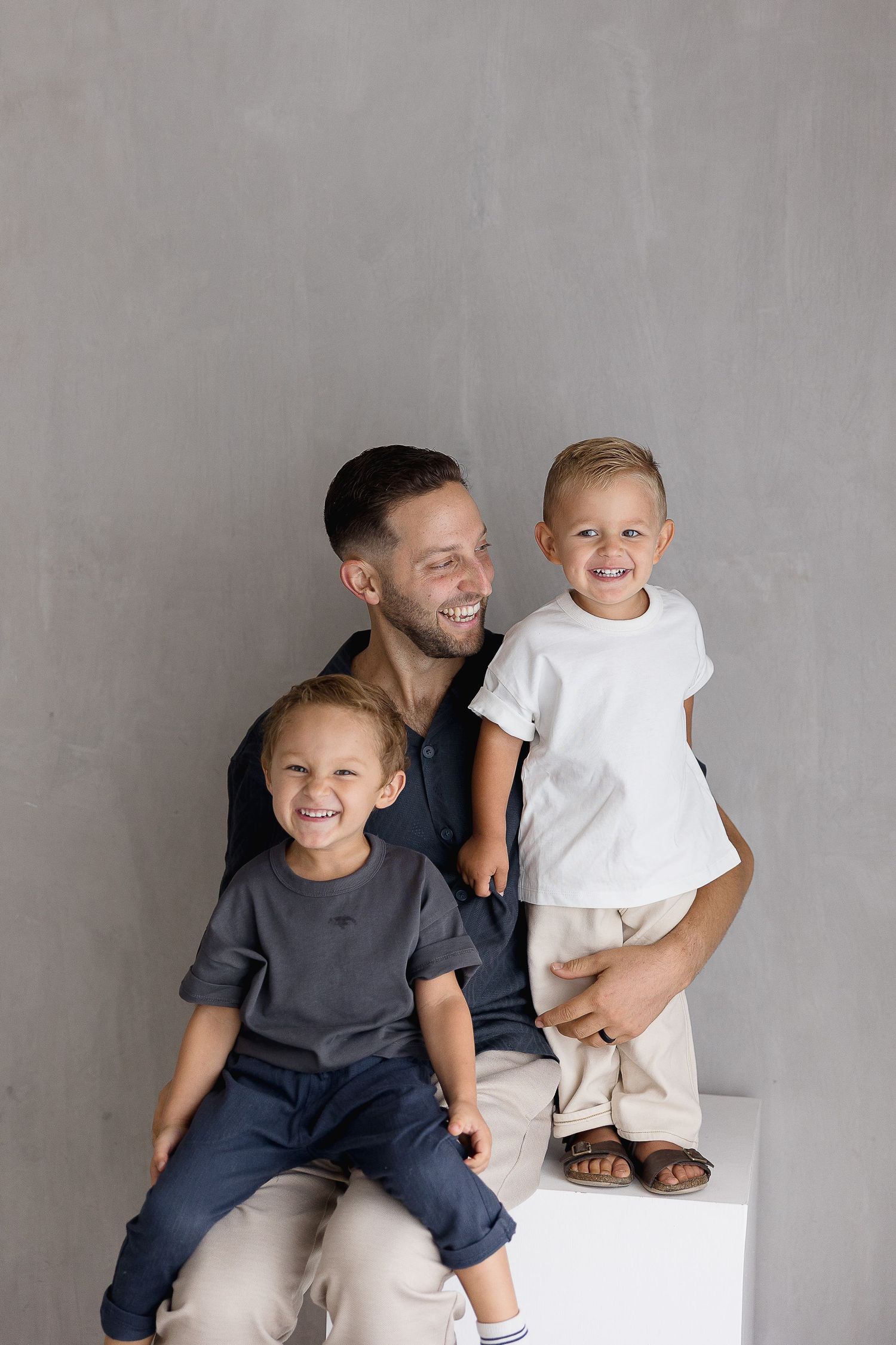Family pictures of dad and kids in California showing candid laughter