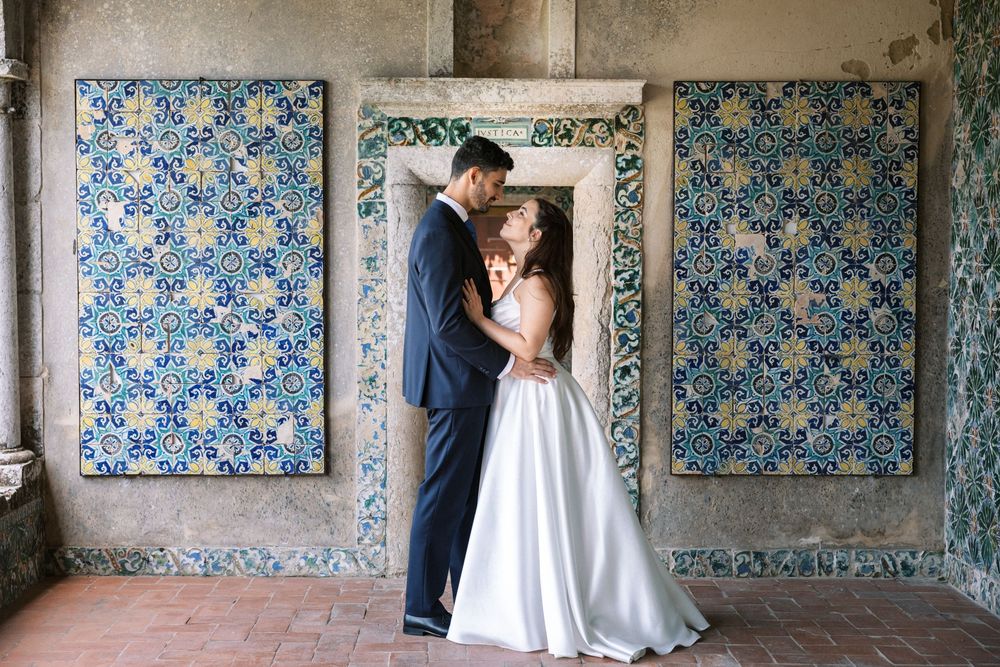 Destination wedding couple with blue Portuguese tiles at Palácio da Bacalhôa