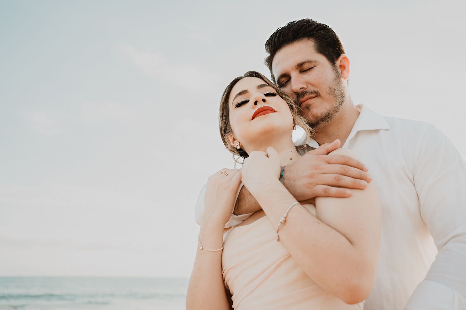 Sesión de pareja en Mazatlán, abrazo lleno de emoción y cercanía.