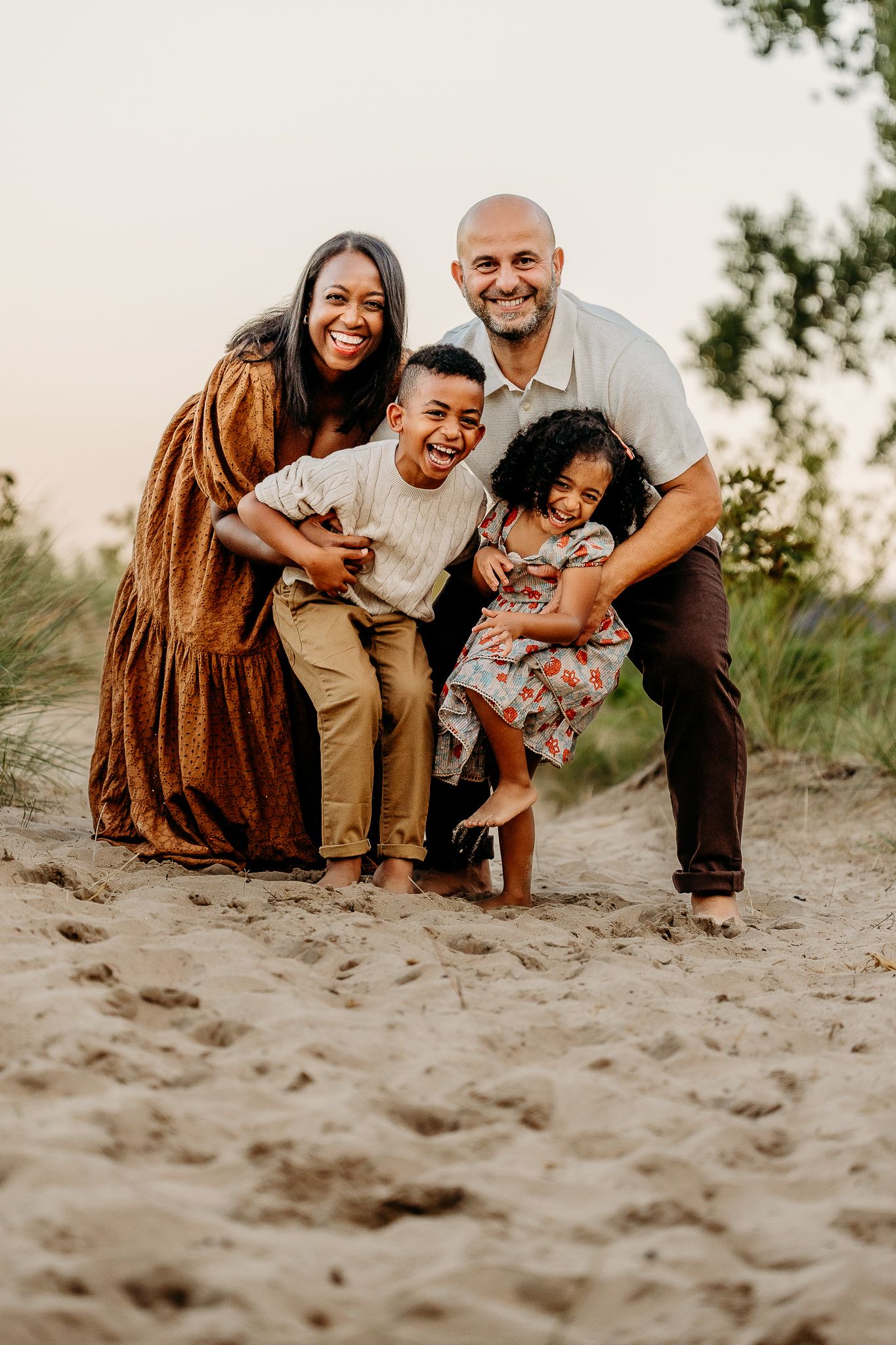 Chicago family photographer capturing a relaxed family beach session on the North Shore
