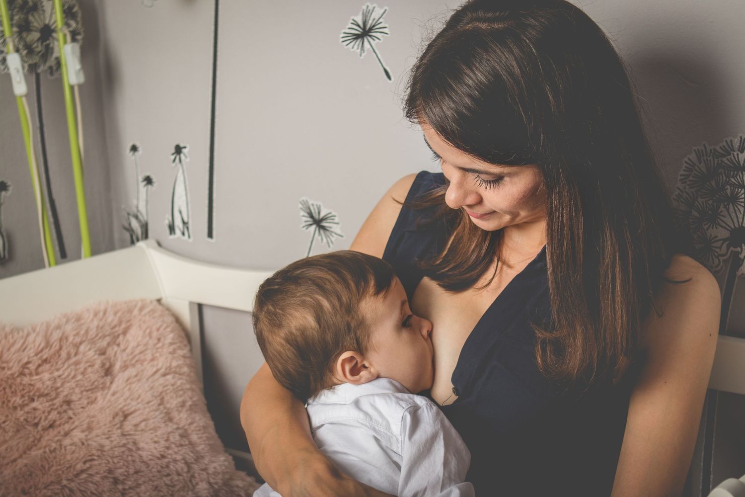 Mamă și bebe conectați prin privire în timpul alăptării