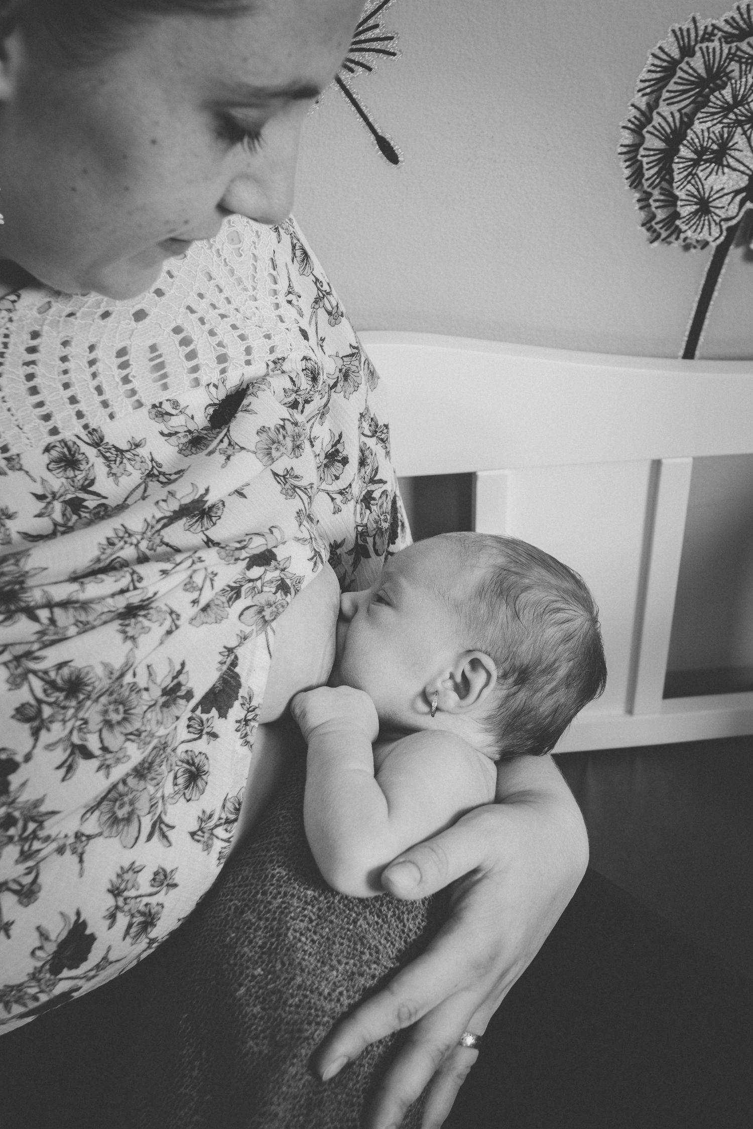 Mamă și bebe conectate prin privire în timpul alăptării