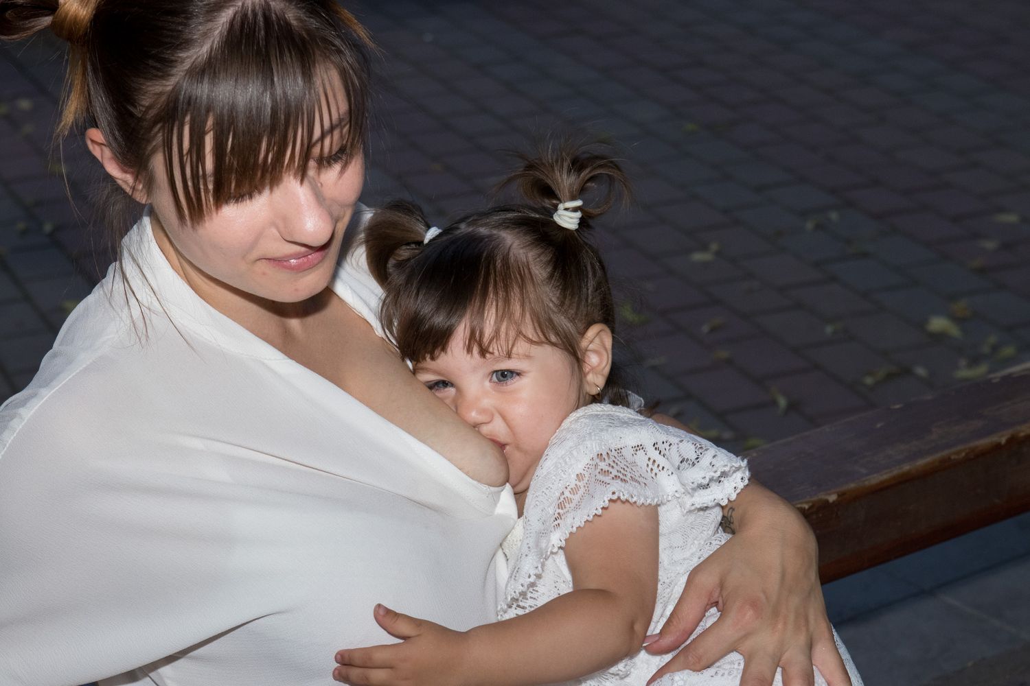 Mamă și bebe la un eveniment pro alaptare în public