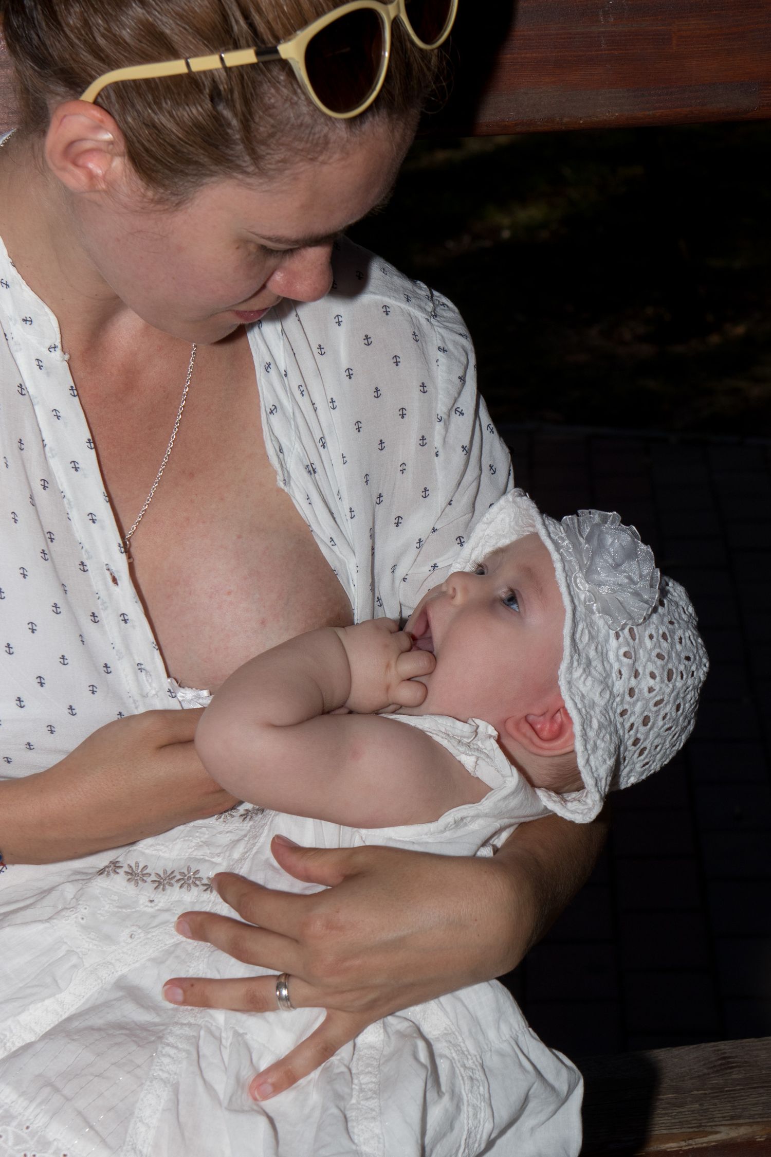 Mamă și bebe conectate prin privire în timpul alăptării