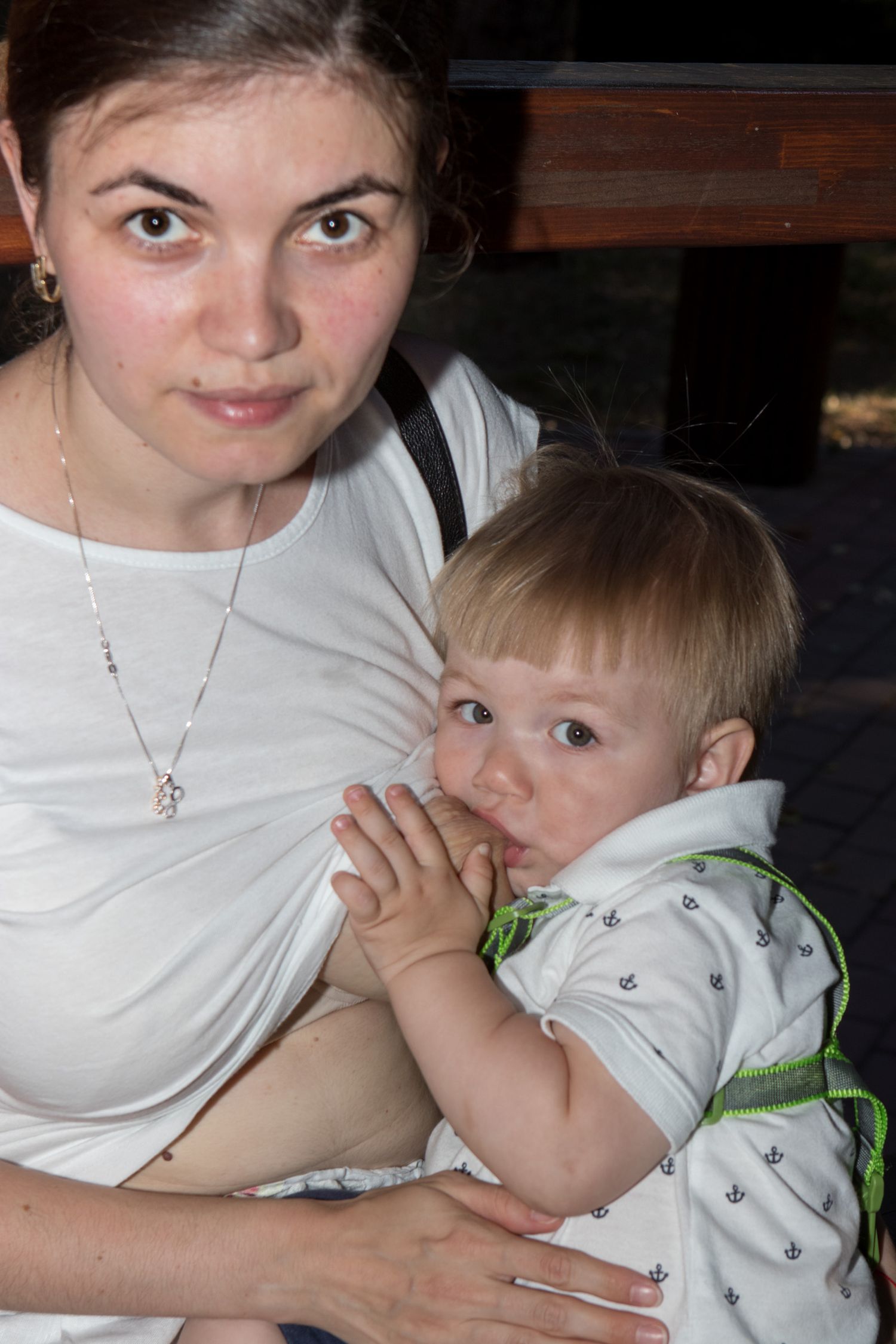 Mamă și bebe la un eveniment pro alaptare în public
