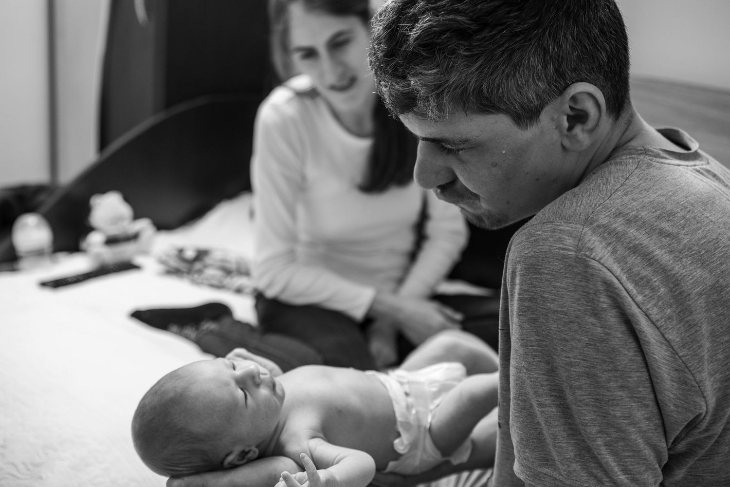 Gest tandru între părinți și copil într-o ședință foto de familie