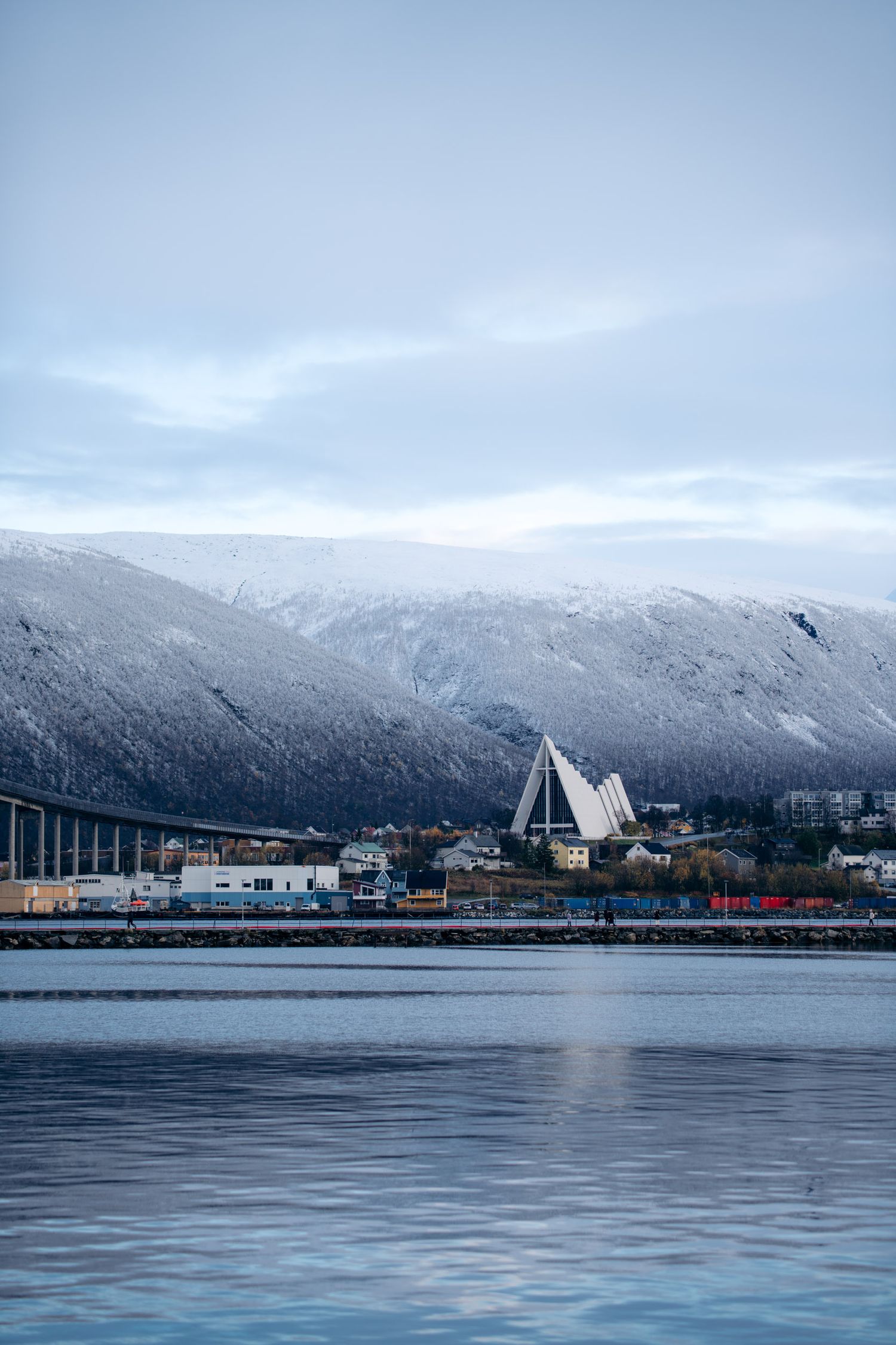 cathédrale arctique de tromso en hiver avec montagnes et fjord