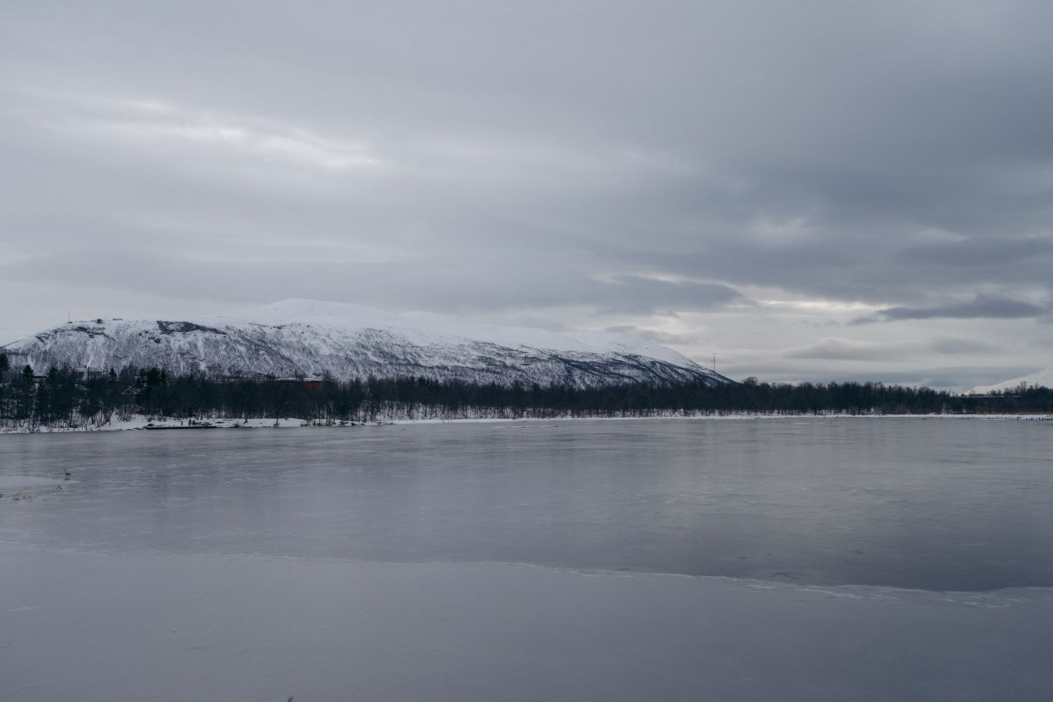 lac prestvannet à tromso en hiver, lac gelé et montagnes enneigées en arrière-plan