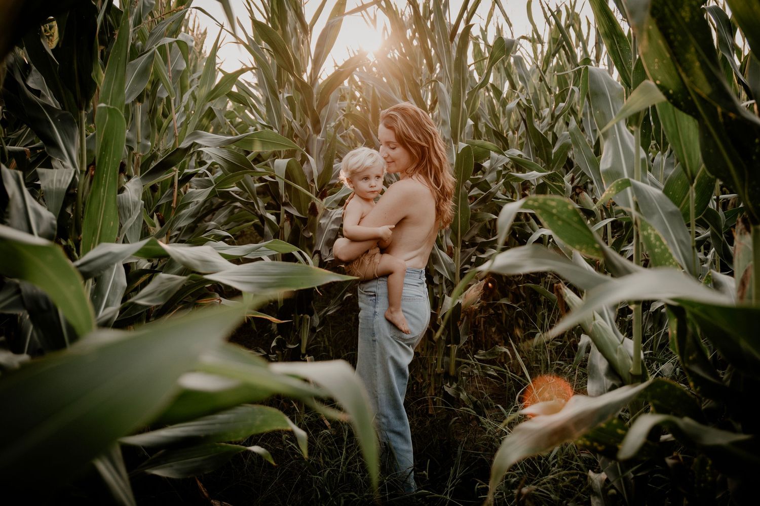 Fotograaf limburg brabant nederland motherhood fotoshoot newborn zwangerschap kraam reportage geboorte geboortefotograaf