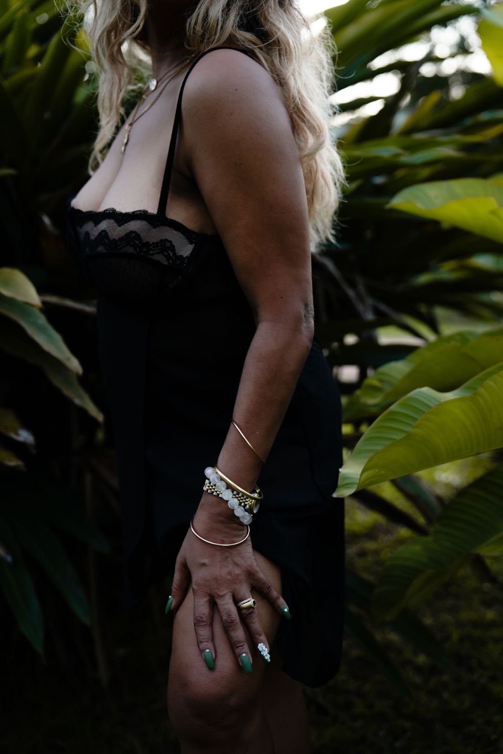 Femme en robe noire dans la végétation tropicale, séance portrait