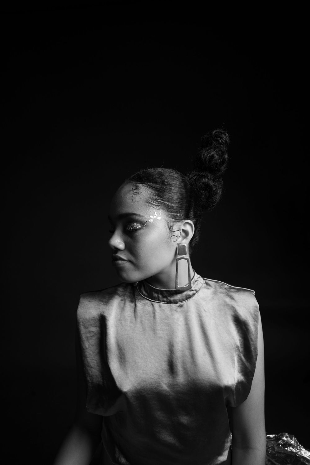 Portrait en noir et blanc d'une femme, photographe portrait en Guyane