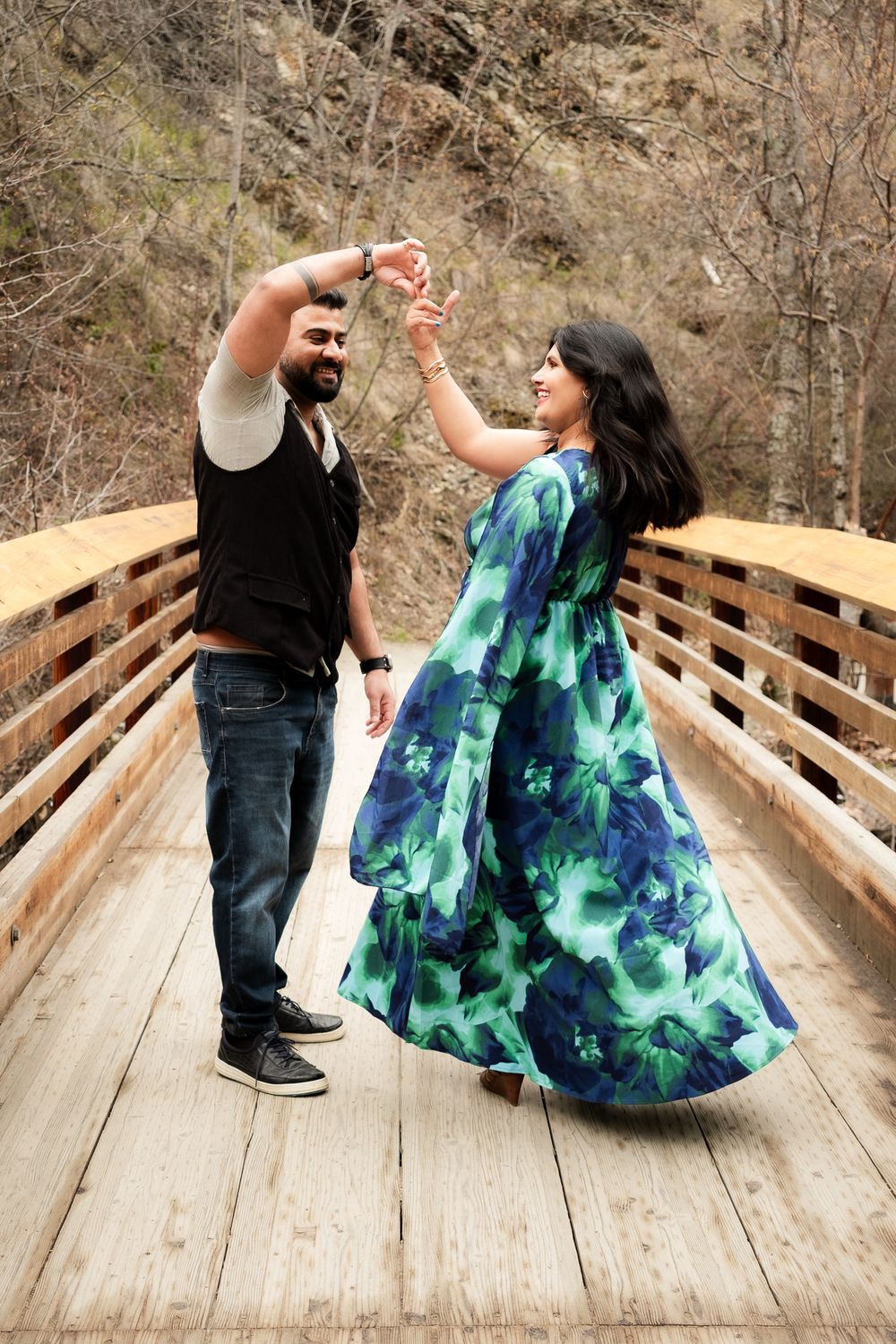 couples portrait in nature on a wooden bridge
