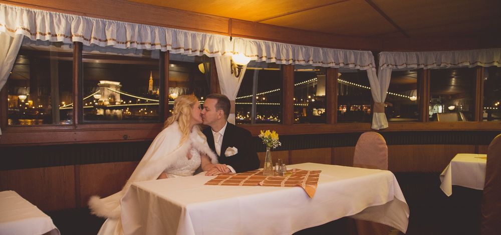Romantikus esküvői vacsora a menyasszonnyal és a vőlegénnyel elegáns beltéri helyszínen