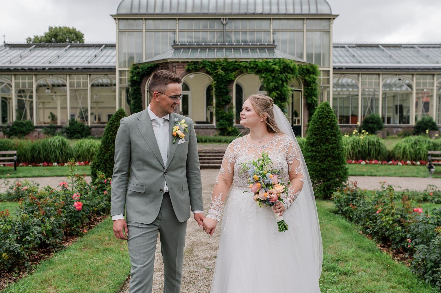 Fotoshoot van bruidspaar in Baarn door de Christelijke trouwfotograaf