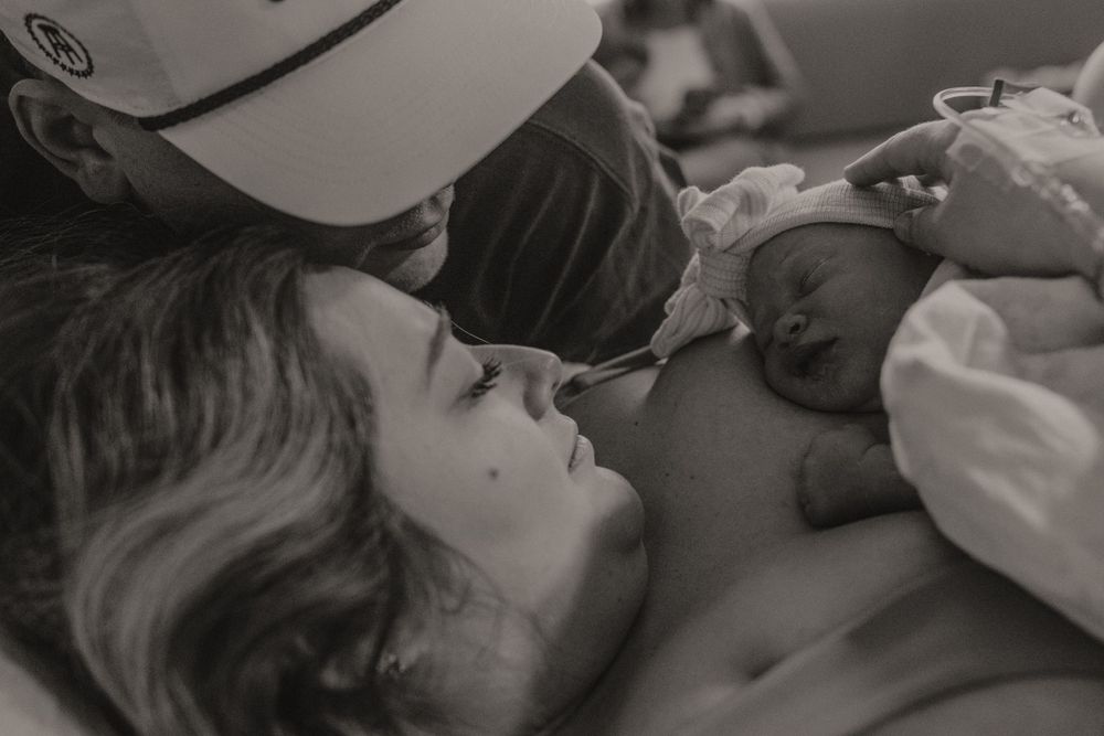 Documentary-style black and white photos capturing raw moments during childbirth.