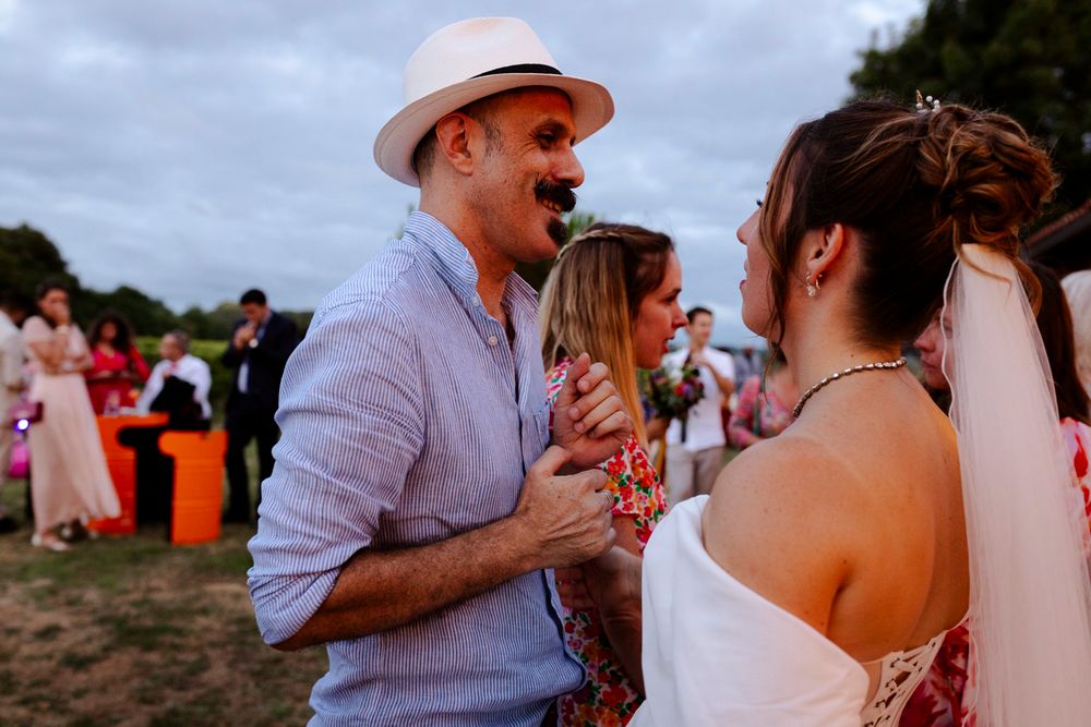 Invités à moustaches et chapeau pendant le vin d'honneur