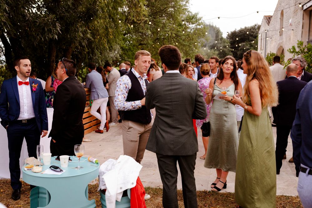 Invités pendant le vin d'honneur au Logis de La Grosse Pierre