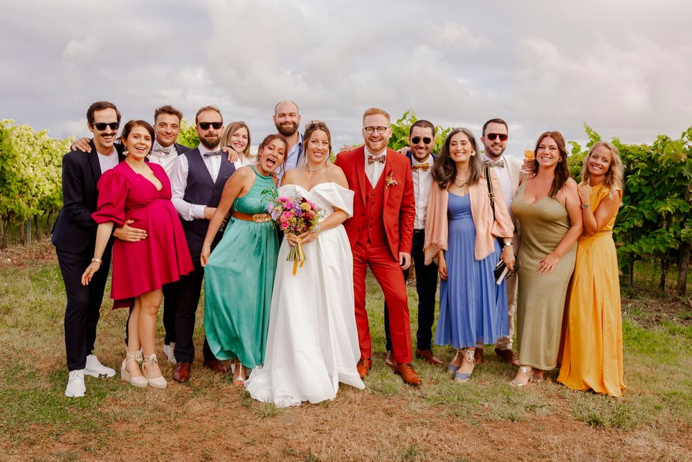 Photo de groupe lors d'un mariage champêtre chic