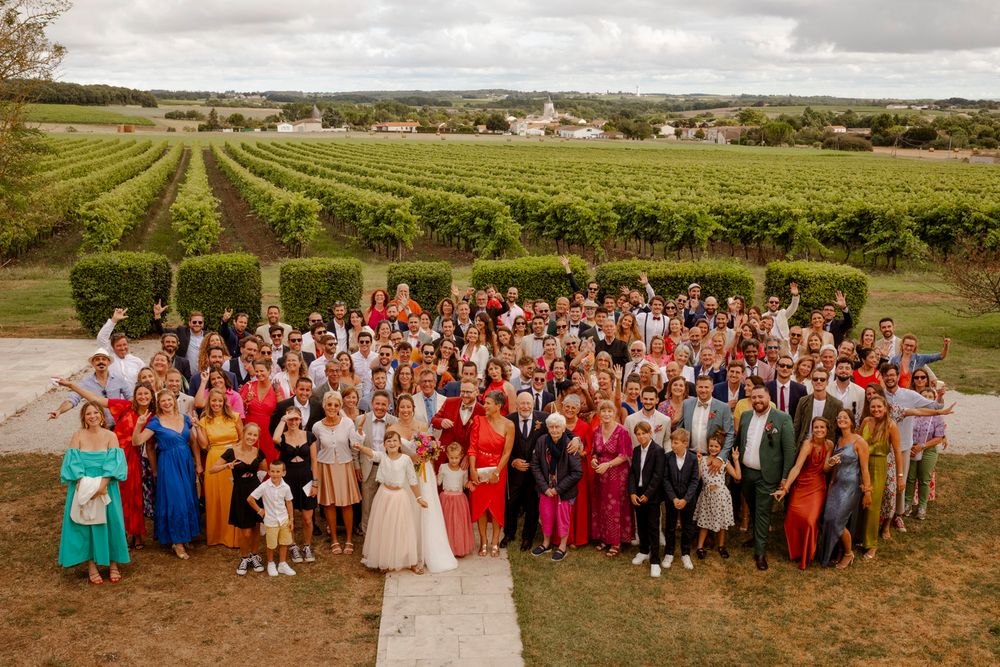 Photo de groupe au Logis de La Grosse Pierre, avec les vignes en fond