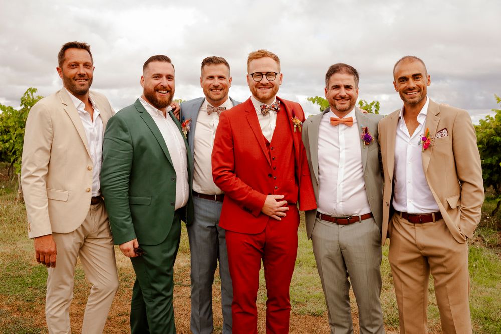 Photo de groupe du marié avec ses témoins et garçons d'honneur en costume