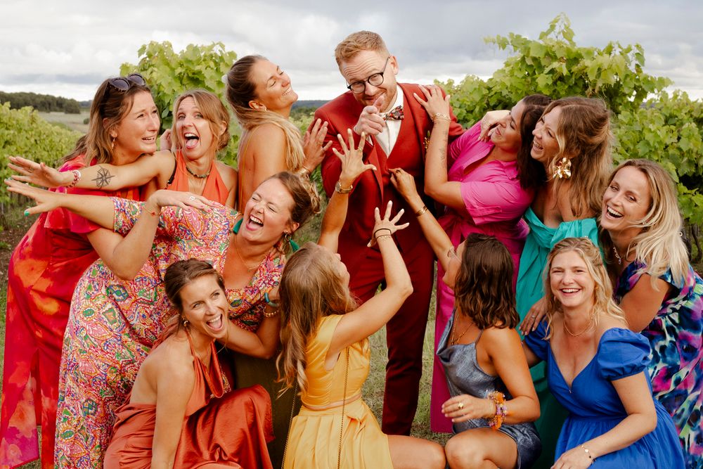 Photo de groupe copines et marié coloré