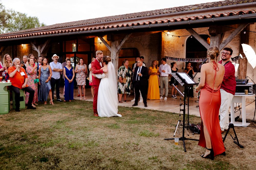 Concert de mariage avec mariés qui dansent