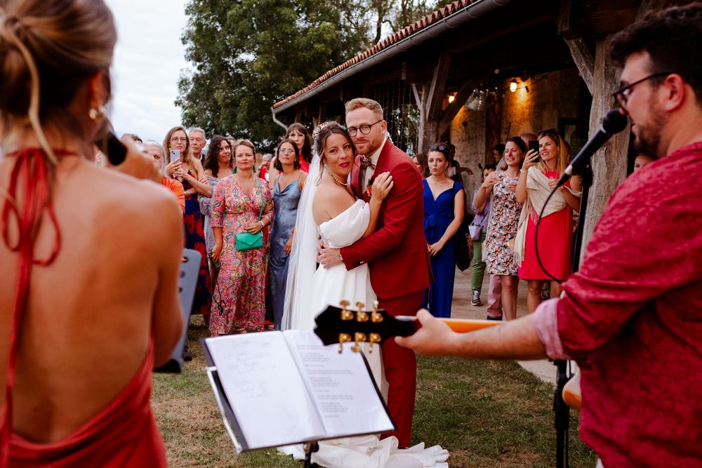 Concert de mariage avec mariés qui dansent