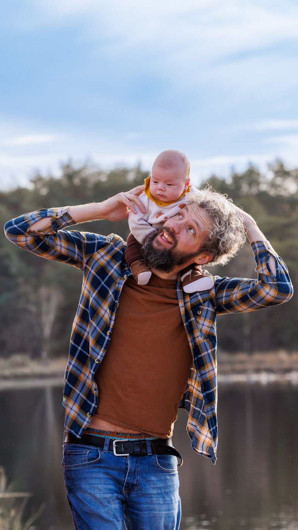 Baby zit bij vader op zijn nek - new born lifestyle fotografie in de natuur - natuurlijk licht - Sonse vennen - MaxFotos