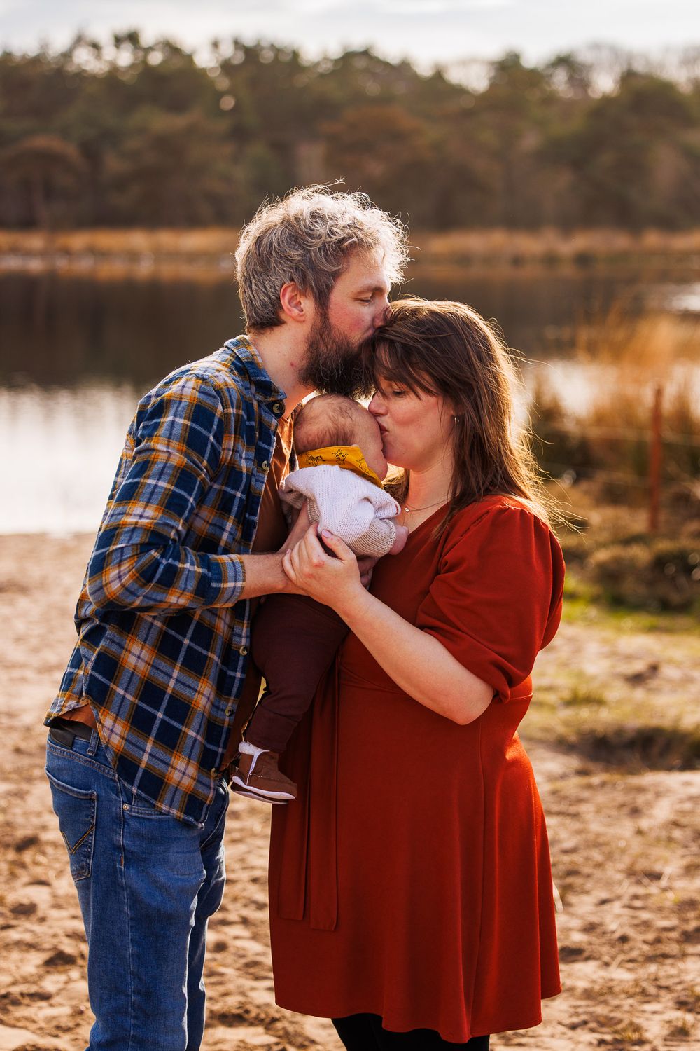 New born lifestylefotografie in de natuur tijdens de golden hour - kusjes op het voorhoofd - Sonse vennen - MaxFotos