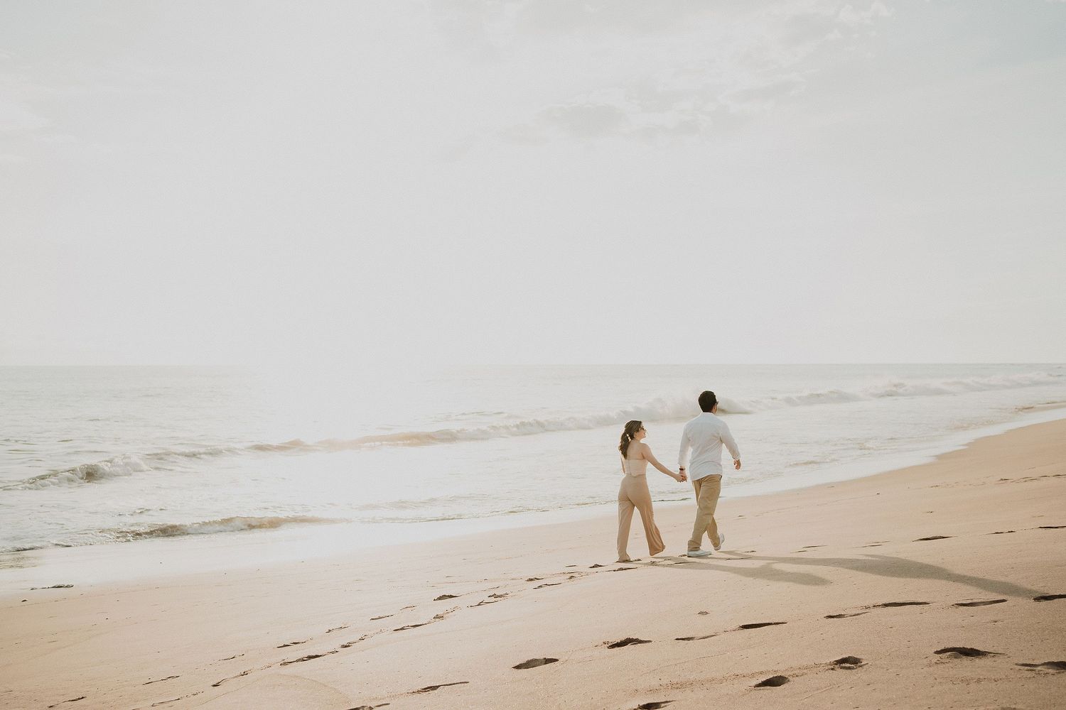 Fotografía natural de pareja en la playa de Mazatlán al atardecer