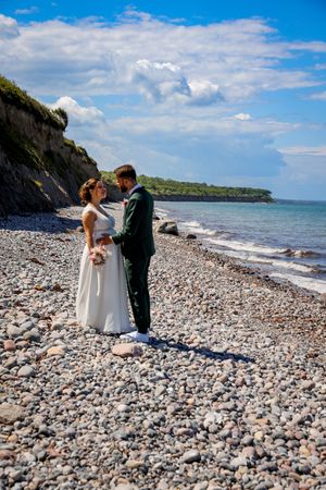 Brautpaar bei einem romantischen Hochzeitsshooting am Ostseestrand