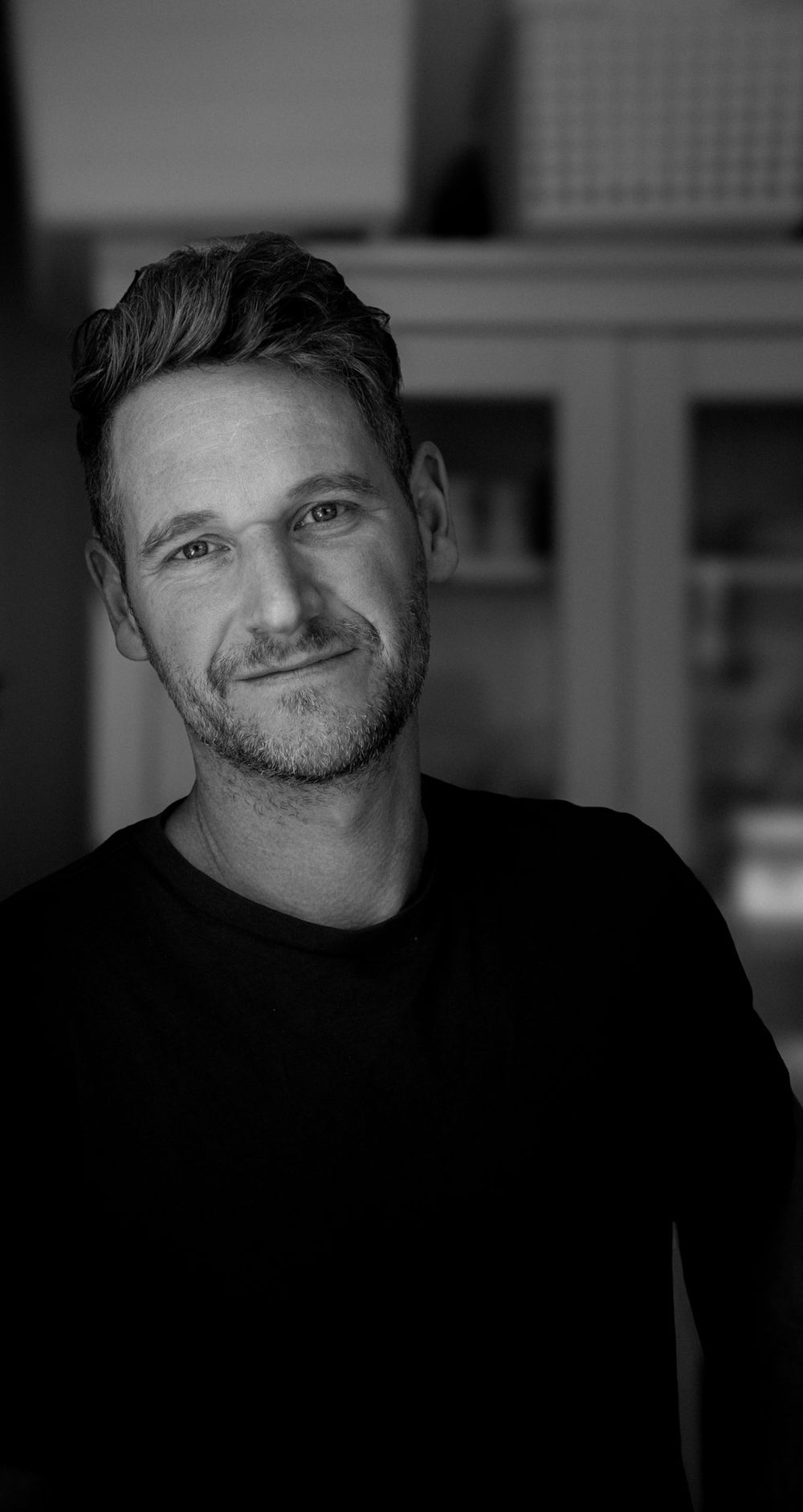 Natürliches Schwarz-Weiß-Portrait eines Mannes mit freundlichem Blick