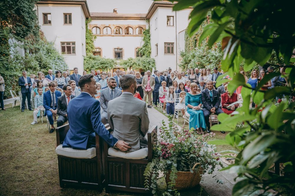 Ceremonia de boda en Asturias rodeada de familiares y amigos de varias generaciones