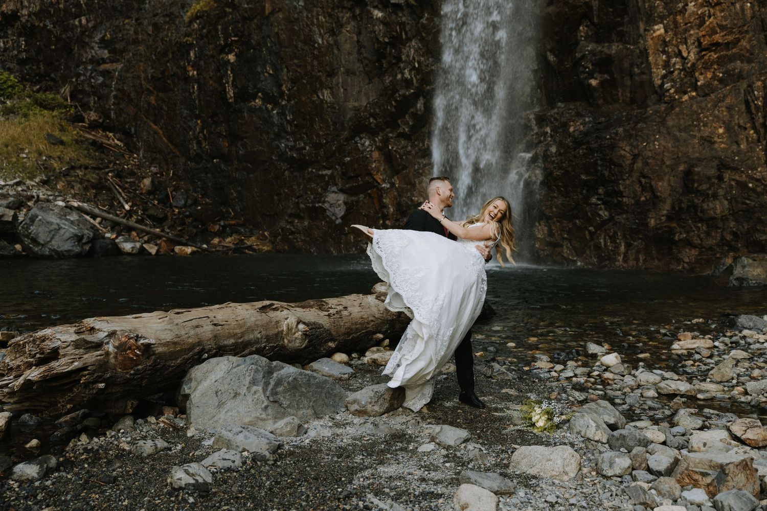 Eloping in Washington State. Washington elopement photographer specializing in outdoor adventure and hiking elopements. Skip the dance floor