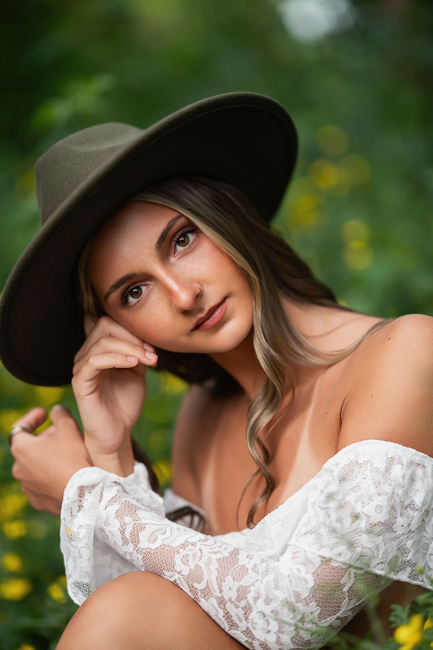 Close up Orlando senior portrait at f/1.4, olive wide brim hat and white lace top, Westcott FJ250 and Joel Grimes beauty dish
