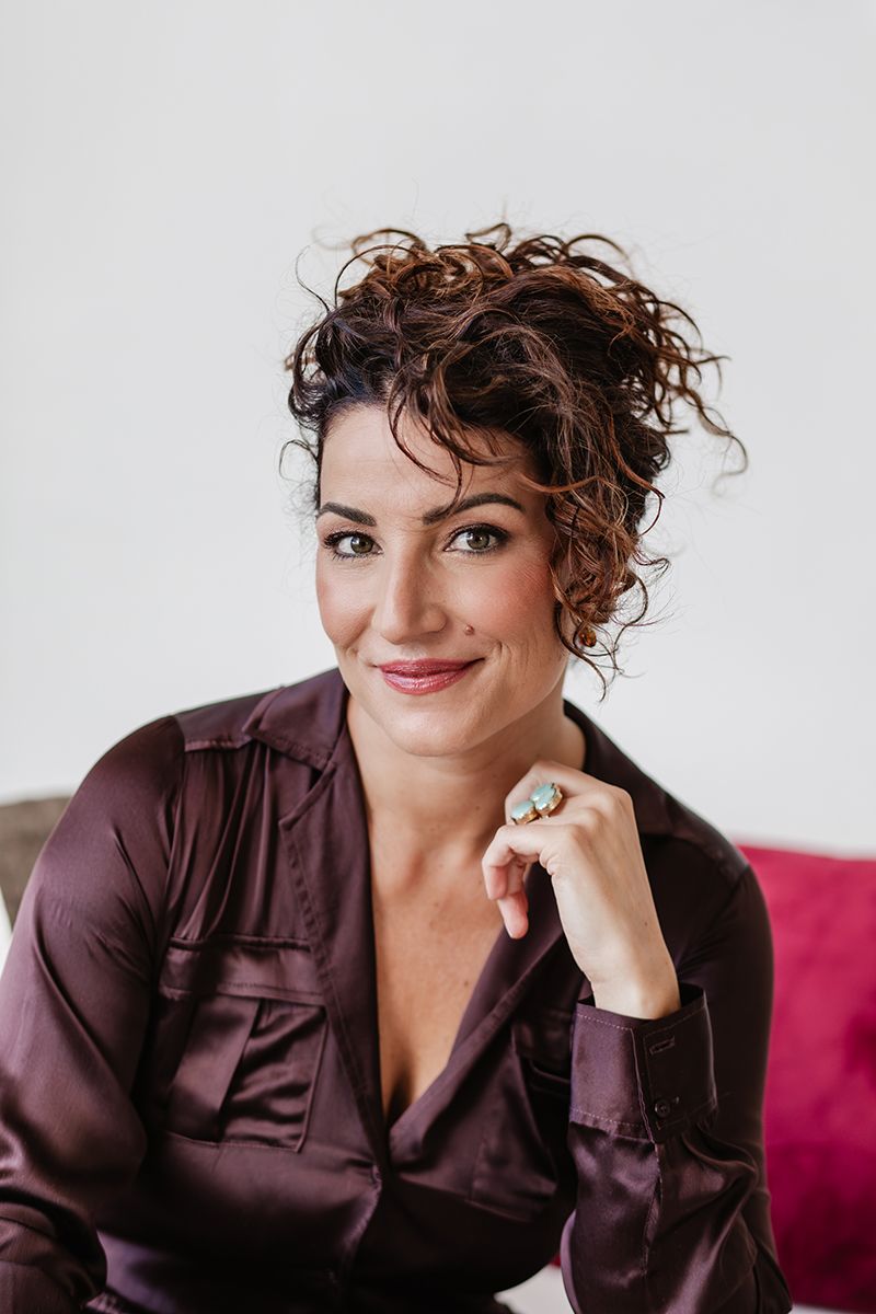 Portretfoto met een vrouwelijke ondernemer in de real estate in een lichte daglichtstudio met kleur.
