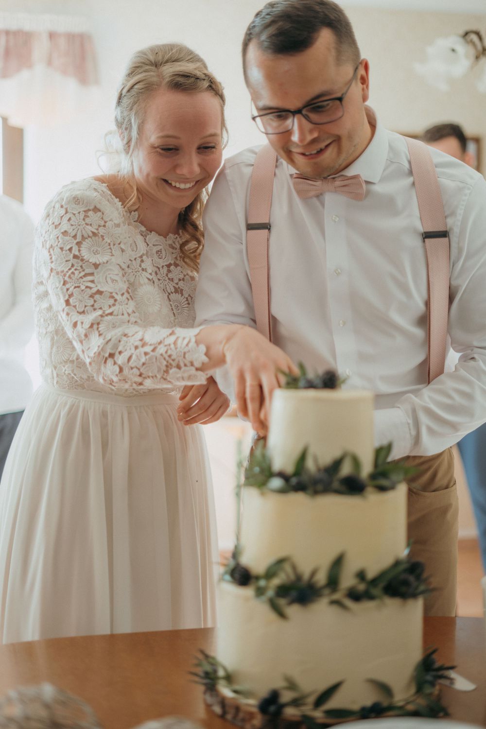 Hochzeitstorte anschneiden Hochzeitsfoto Braut und Bräutigam