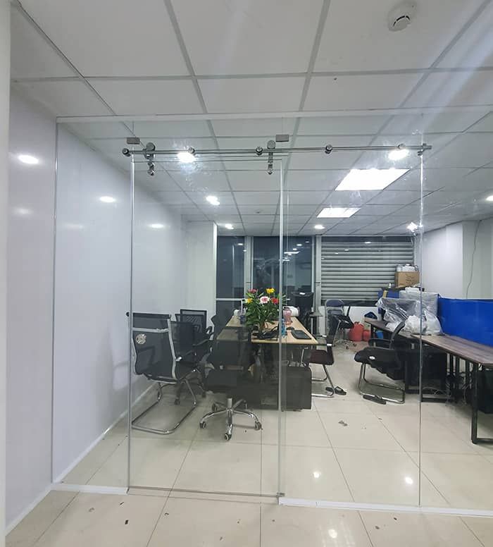 Sử dụng cửa kính cường lực 1 cánh tại Ahadoor mang lại sự sang trọng cho căn phòng của gia chủ