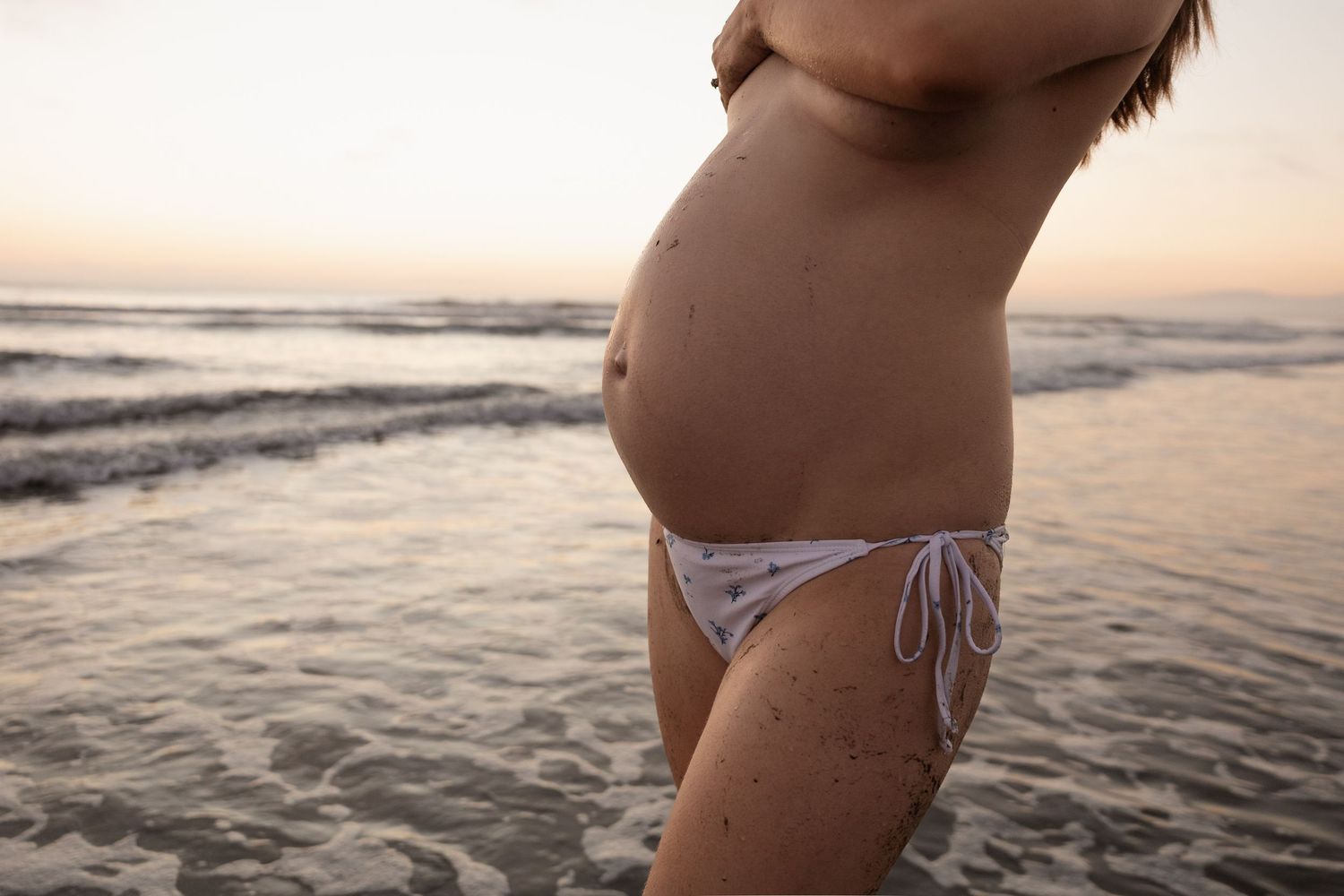 Simple and natural maternity session in studio