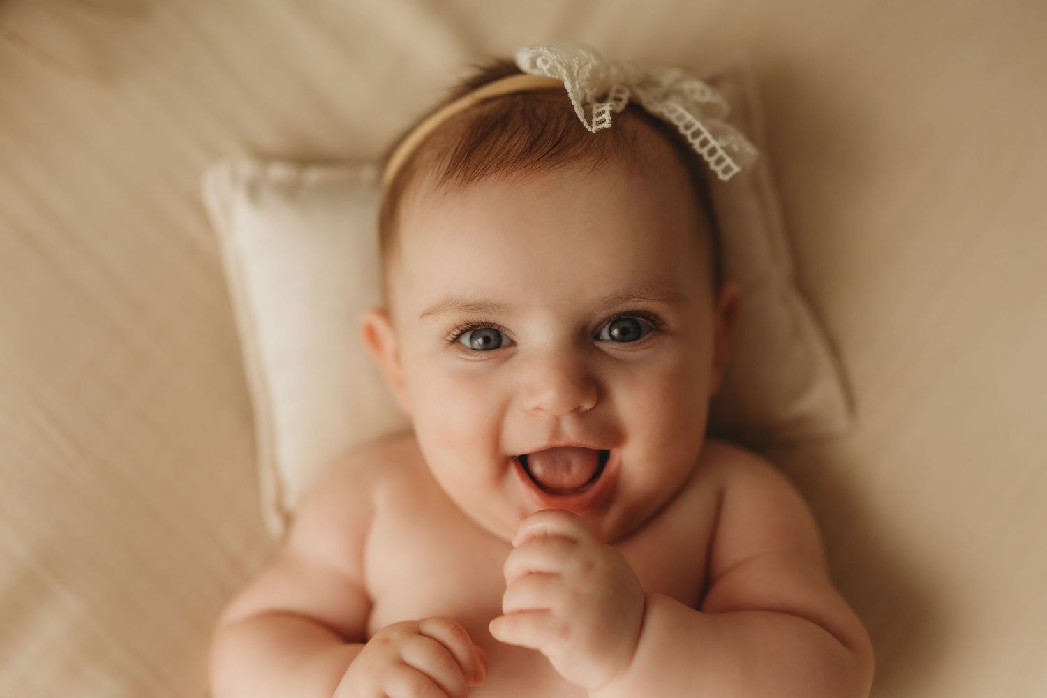 Soft newborn portrait session in Peutie Brussels area home studio