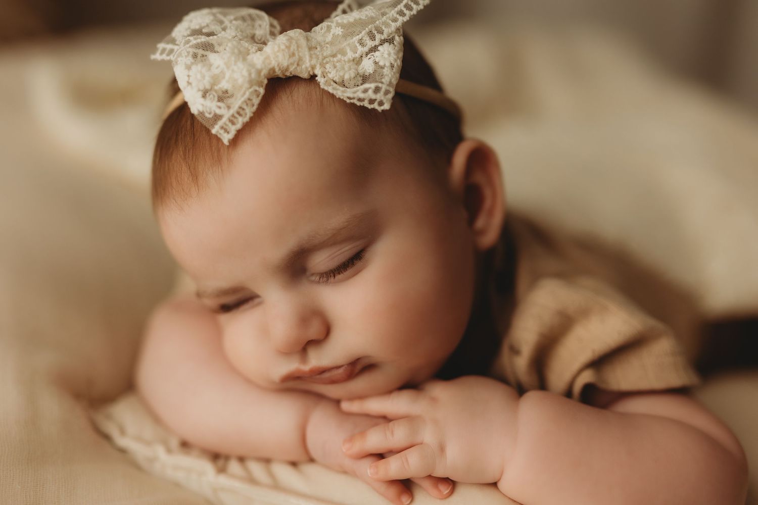 Soft newborn portrait session in Peutie Brussels area home studio