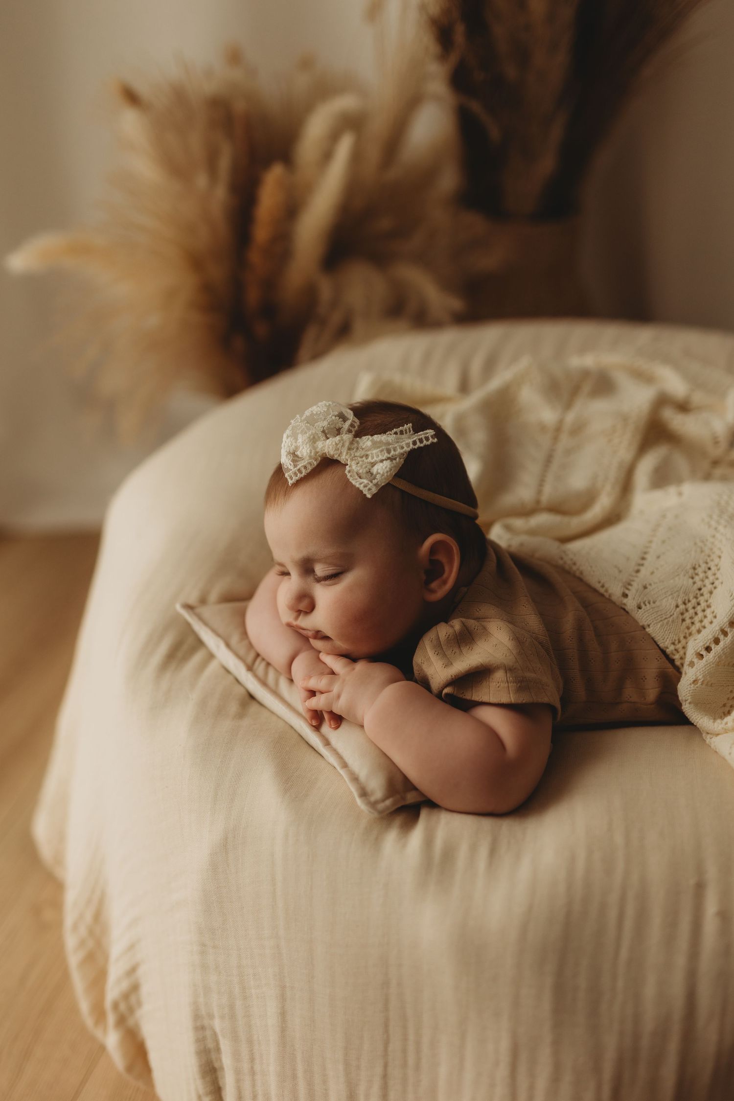 Soft newborn portrait session in Peutie Brussels area home studio
